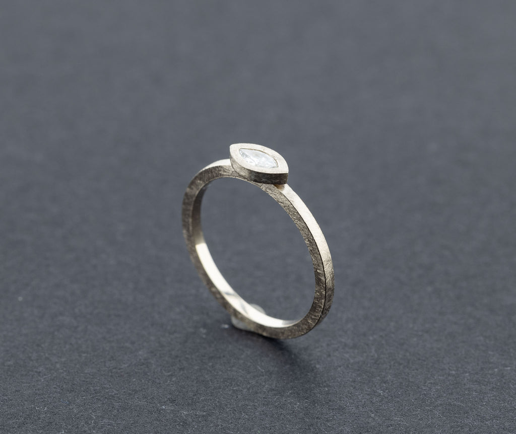 585/000 Weißgold-Ring mit Navette-Diamant