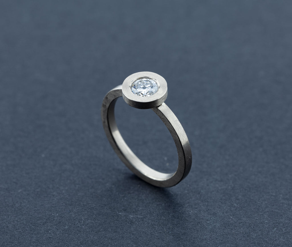 585/000 Weißgoldring mit 0.6 ct Brillant