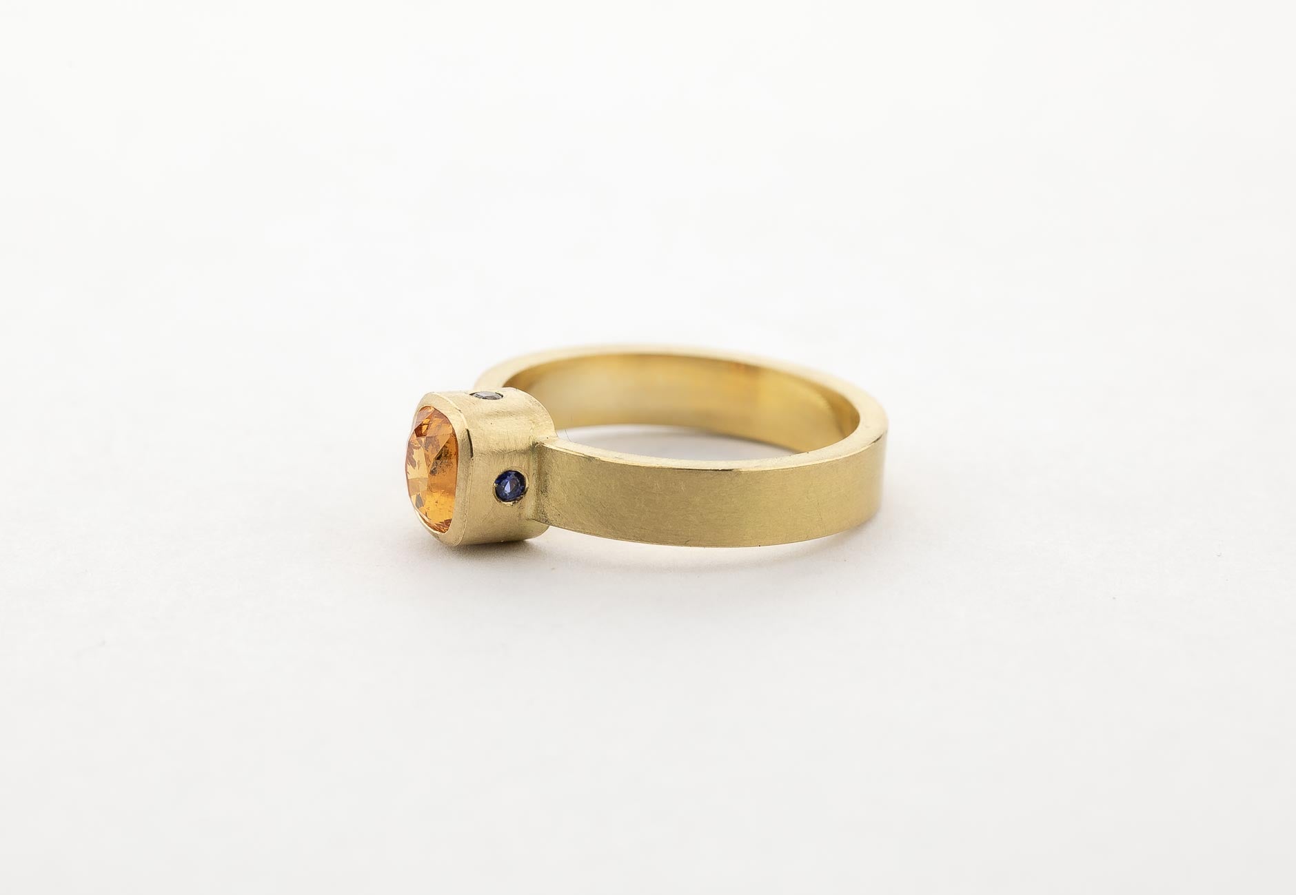 Ring, Mandaringranat, Saphir, 750/000 Gold