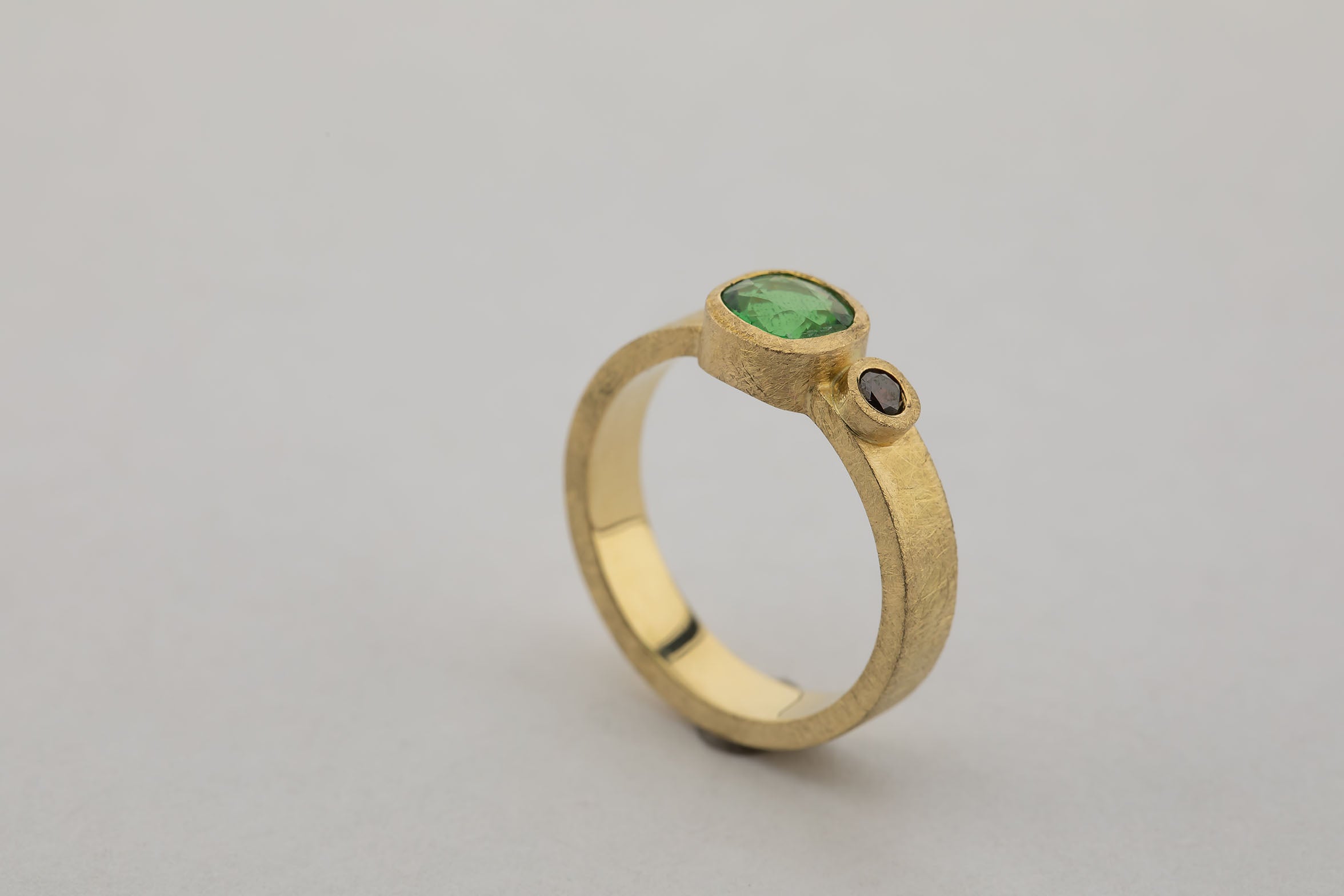 Ring, Tsavorit, roter Brillant, 750/000 Gold
