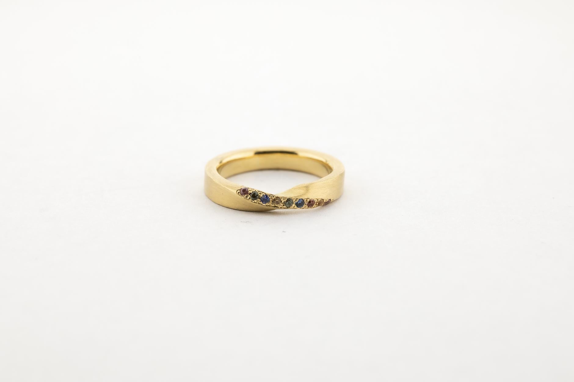 Ring, 750/000 Gold, bunte Saphire