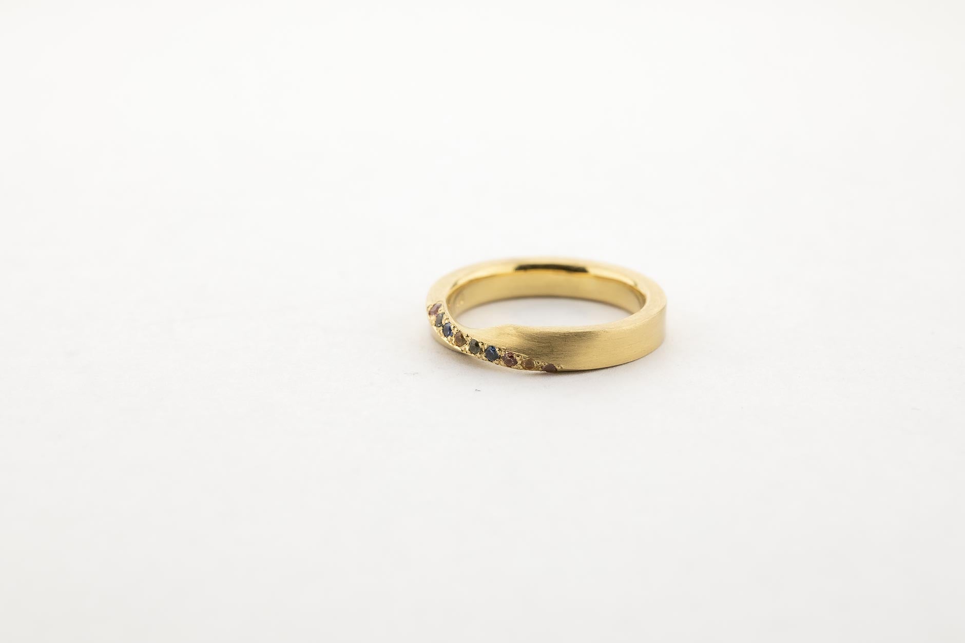 Ring, 750/000 Gold, bunte Saphire